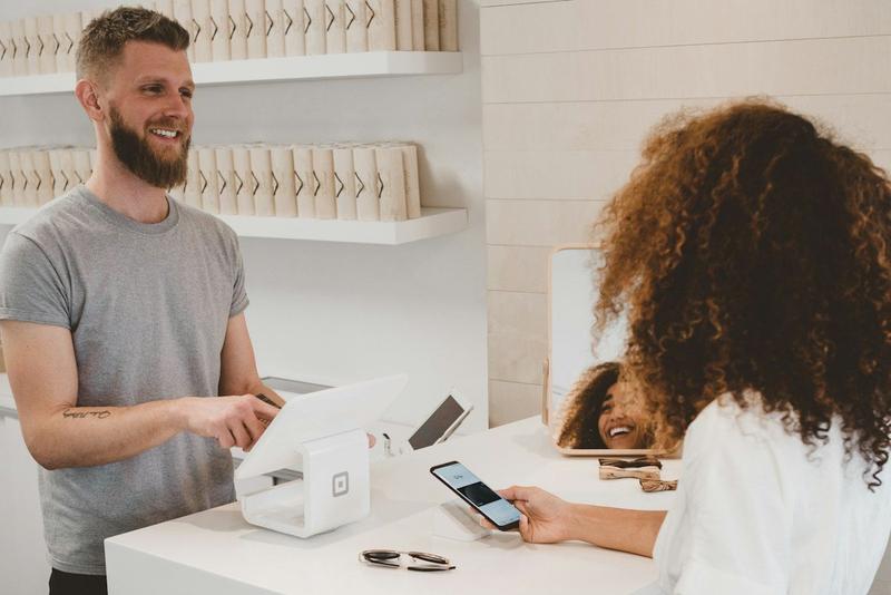 Point-of-sale area reflecting everyday retail contracts